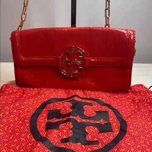 Tory Burch Amanda Patent leather Shoulder Bag Red